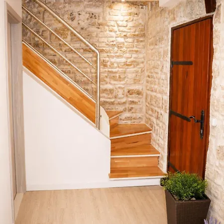 Square Gostinjska kuća 3*