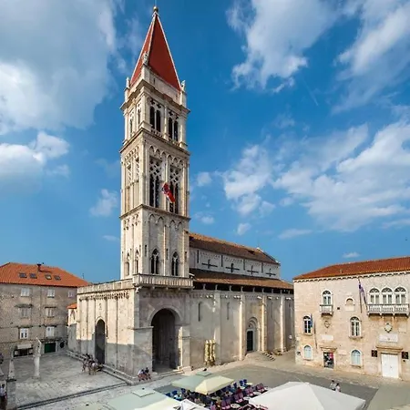 Gostinjska kuća Square 3*
