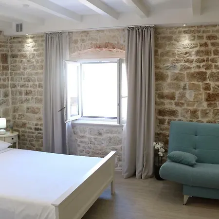 Square 3* Trogir